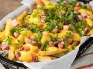 Papas Con Cheddar, Panceta Y Verdeo